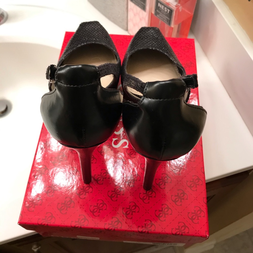 Guess Pumps - Picture 3 of 6